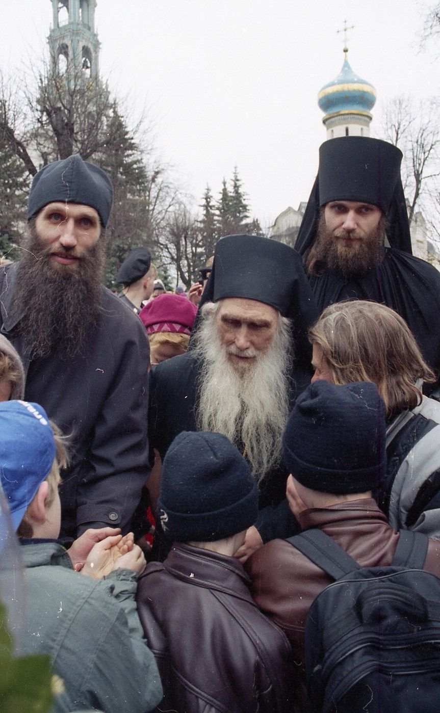 Отец Кирилл (Павлов) в окружении паломников