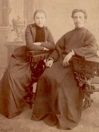 Диакон Михаил и матушка Александра (фрагмент, 1892 г.?). Для просмотра всей фотографии кликните по фрагменту левой кнопкой мыши.