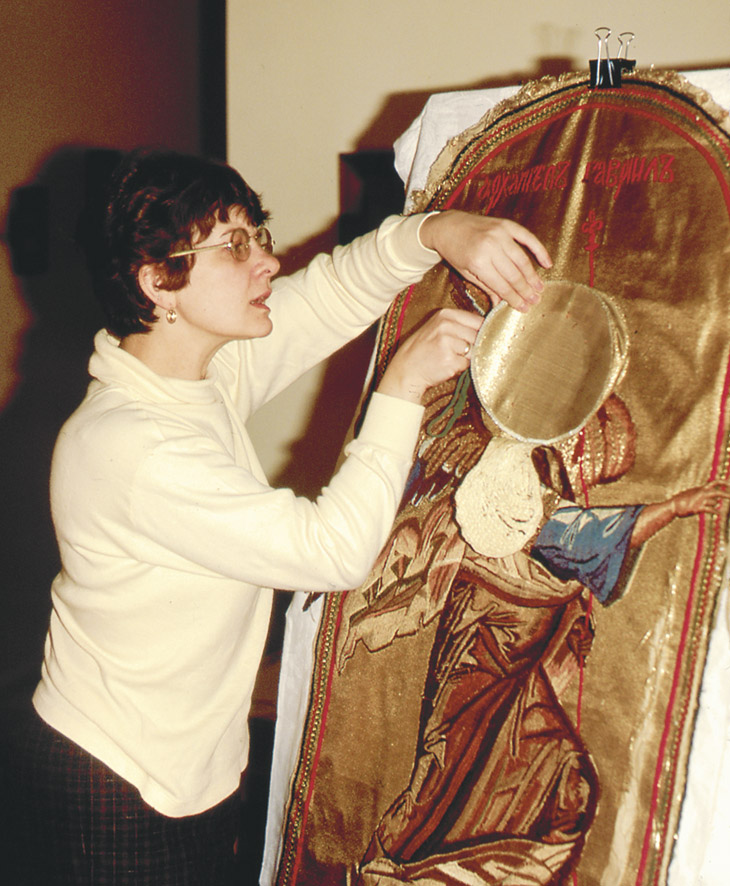 Елена Боровская за реставрацией вышитой иконы, 1979-й год