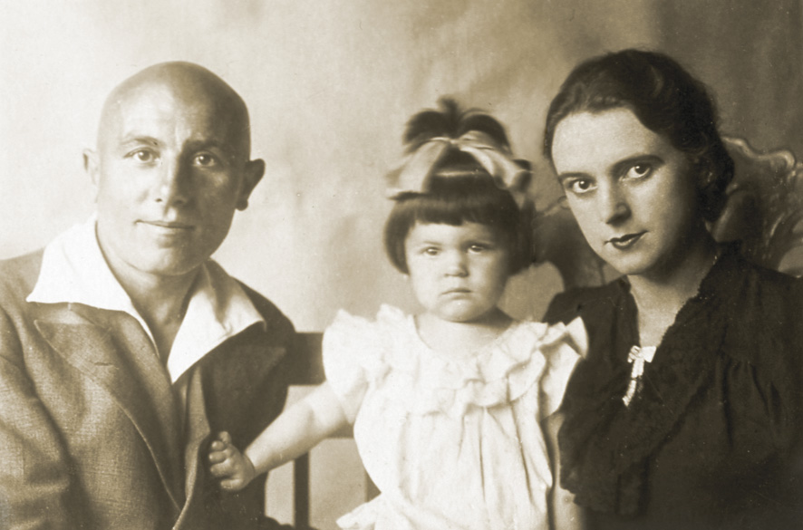 Елена Сергеевна Боровская (Драгичевич) в детстве с родителями,       Сергеем Сергеевичем и Валентиной Демьяновной