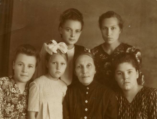 Лебедева Мария Николаевна с дочерьми и родственниками Лебедева Мария Николаевна с дочерьми и родственниками