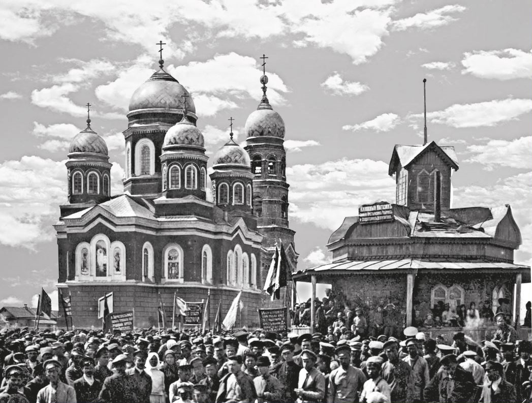 Первомайская демонстрация под стенами Воскресенского храма, 1917 г.