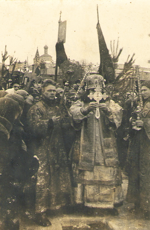 Редкая фотография — епископ Саратовский и Вольский Борис (Вик) освящает воды Волги на праздник Крещения Господня в 1949 году 