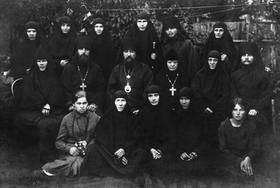 Епископ Игнатий и иеромонах Георгий (слева от него) с белевскими монахинями