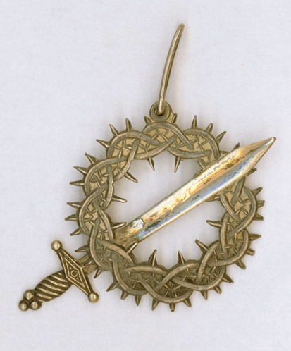 Знак Первого Кубанского (Ледяного) похода. Поход начался 9 февраля 1918 года, когда Добровольческая армия под командованием Л.Г. Корнилова выступила с Дона на Кубань в поисках более прочной базы для борьбы. Генерал М.В. Алексеев писал: «Мы уходим в степи. Можем вернуться только, если будет милость Божья. Но нужно зажечь светоч, чтобы была хоть одна светлая точка среди охватившей Россию тьмы». Поход завершился на Пасху 1918 года, когда Деникин, сменивший погибшего Корнилова, вернулся с армией на Дон. Ледяной поход сплотил армию и стал первой фазой добровольческого движения. Фото из собрания Дома русского зарубежья Знак Первого Кубанского (Ледяного) похода. Поход начался 9 февраля 1918 года, когда Добровольческая армия под командованием Л.Г. Корнилова выступила с Дона на Кубань в поисках более прочной базы для борьбы. Генерал М.В. Алексеев писал: «Мы уходим в степи. Можем вернуться только, если будет милость Божья. Но нужно зажечь светоч, чтобы была хоть одна светлая точка среди охватившей Россию тьмы». Поход завершился на Пасху 1918 года, когда Деникин, сменивший погибшего Корнилова, вернулся с армией на Дон. Ледяной поход сплотил армию и стал первой фазой добровольческого движения. Фото из собрания Дома русского зарубежья