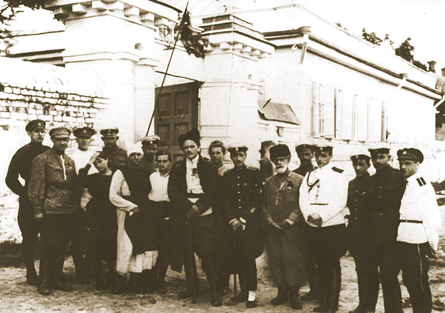 Офицеры Марковского полка с сестрами милосердия и священником. В центре (в папахе) — командир полка, а затем Марковской дивизии генерал Н. С. Тимановский. 1919 год 