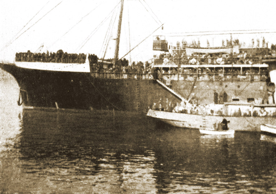 Эвакуация Крыма осенью 1920 года. Воинские части грузятся на пароход «Саратов»