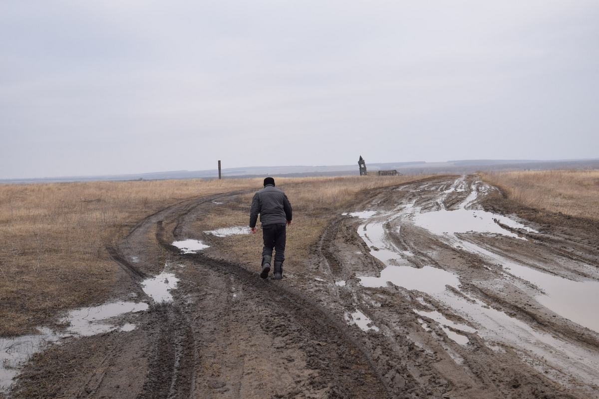 «Когда мужчина шел, у меня вдруг сложилась в голове картина: человек из суетного города приезжает в село и идет к разрушенному храму. Вот же она, композиция! Мне захотелось снять именно такую историю.» «Когда мужчина шел, у меня вдруг сложилась в голове картина: человек из суетного города приезжает в село и идет к разрушенному храму. Вот же она, композиция! Мне захотелось снять именно такую историю.»