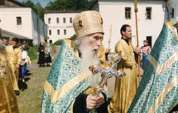 Архимандрит Кирилл (Павлов) в Валаамском монастыре. Крестный ход в день памяти преподобных Сергия и Германа Валаамских. 11 июля 1996 года Архимандрит Кирилл (Павлов) в Валаамском монастыре. Крестный ход в день памяти преподобных Сергия и Германа Валаамских. 11 июля 1996 года