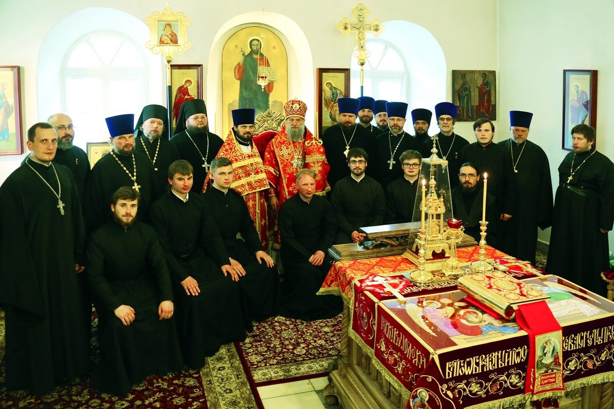 После богослужения в Иоанно¬-Предтеченском храме при Саранском духовном училище. Со студентами и преподавателями в священном сане