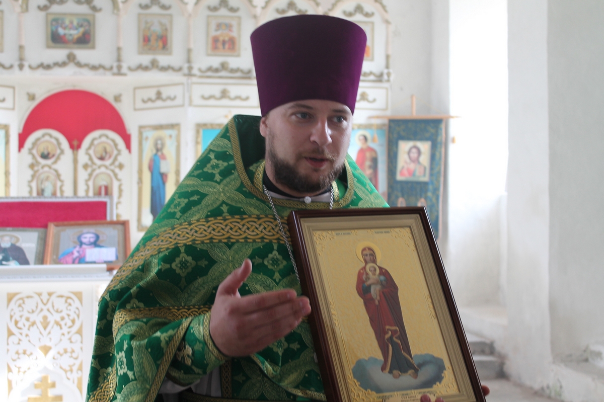 Икону Божией Матери с дореволюционного иконостаса отцу Роману Болотнову передала местная жительница