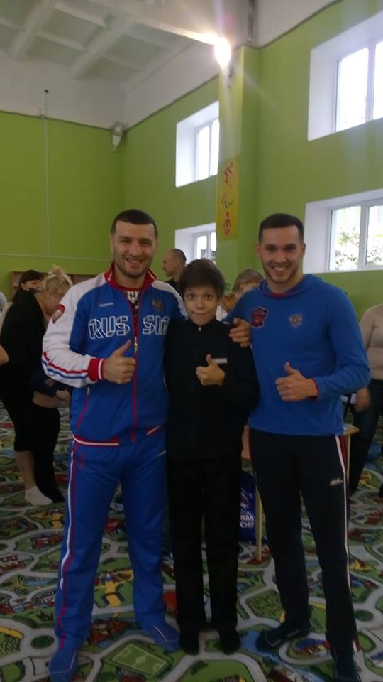 Ваня Коваценко с двукратным чемпионом Европы и чемпионом мира по кикбоксингу Даци Дациевым и пловцом, многократным призером Паралимпийских игр, многократным чемпионом мира и Европы Денисом Тарасовым на занятиях по физкультуре в областном реабилитационном центре для детей и подростков с ограниченными возможностями здоровья
