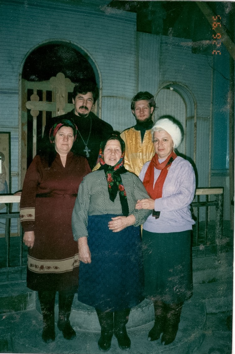 Священник Александр Фролов со своими первыми помощниками