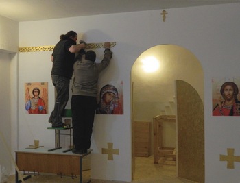 Благоустройством храма заняты и взрослые, и дети Благоустройством храма заняты и взрослые, и дети