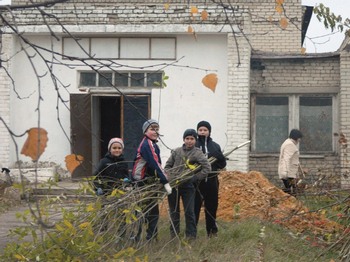 Благоустройством храма заняты и взрослые, и дети Благоустройством храма заняты и взрослые, и дети