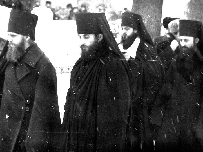 Декабрь 1986 г. Троице-Сергиева лавра. Крайний слева – наместник ТСЛ архимандрит Алексий (Кутепов), рядом с ним иеродиакон Лонгин (Корчагин). Крайний справа – благочинный лавры игумен Онуфрий (Березовский), ныне митрополит Киевский и всея Украины