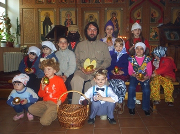 В храме во имя святых царственных страстотерпцев (VIкорпус СГУ). Дети из воскресной школы попросили настоятеля сфотографировались вместе с ними после показа спектакля «Пасхальный подарок»