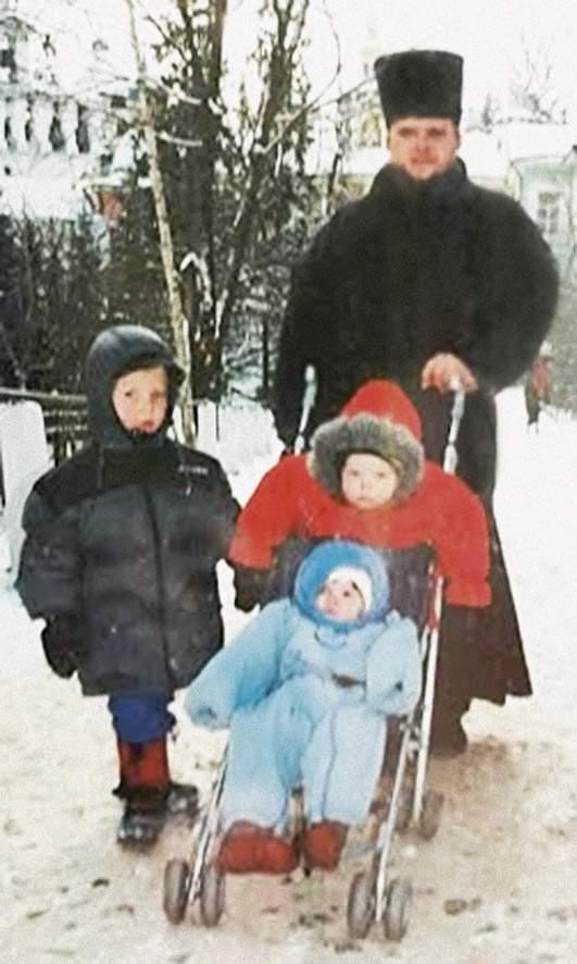 Отец Леонид с детьми, 1998. Фото из семейного архива