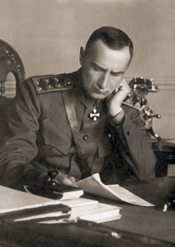 Верховный правитель России Колчак в рабочем кабинете. 1919 год