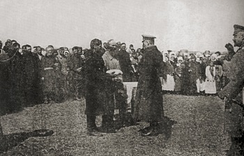 Крестьяне подносят Верховному правителю хлеб-соль Крестьяне подносят Верховному правителю хлеб-соль