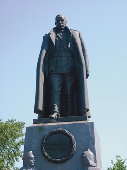 Памятник Колчаку в Иркутске установлен в 2004 году (скульптор В. Клыков) неподалеку от места расстрела
