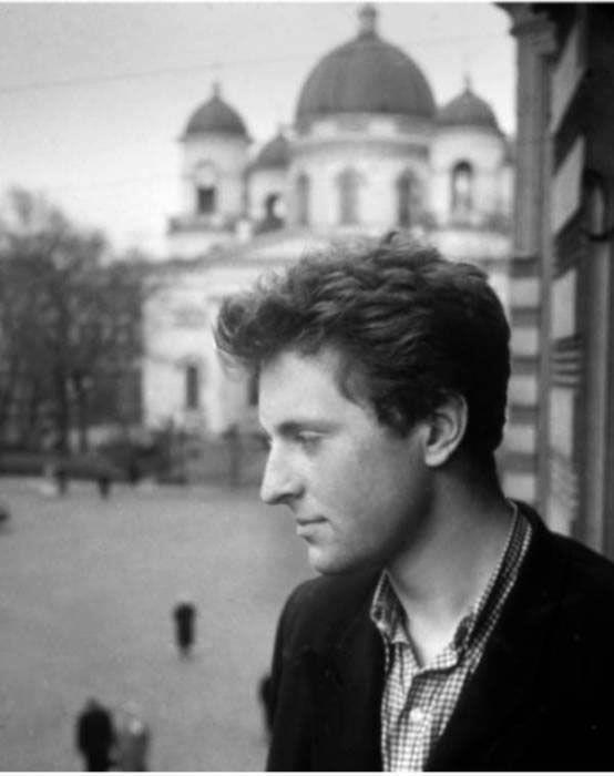 Бродский из окна своей квартиры с видом на Спасо-Преображенский собор, Ленинград, 1956 год