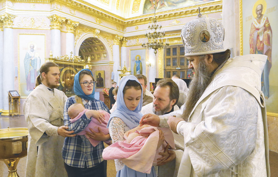 Собор Всемилостивого Спаса (Староярмарочный) в Нижнем Новгороде. По сложившейся традиции, Владыка Георгий крестит детей, родившихся в многодетных семьях