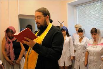 Руководитель центра на молебне в женской консультации Балашовского роддома