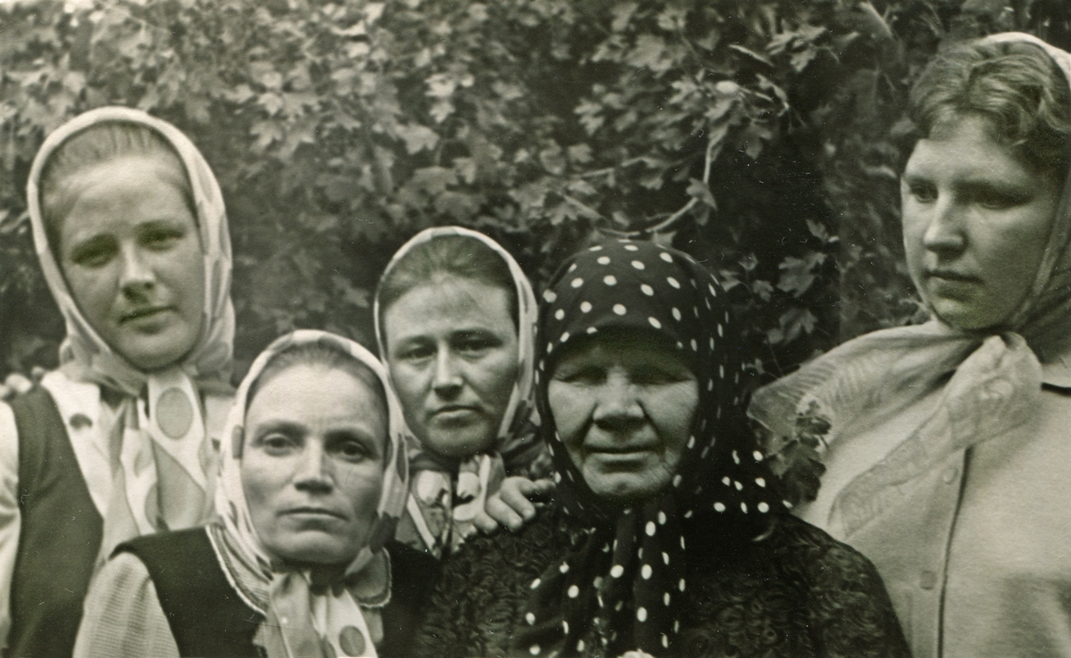 Наталия Баранова (игумения Олимпиада), Александра Демидова (м. Ангелина), Валентина Истрашкина, инокиня Александра (Надуваева), Наталья Бурухина. Энгельс, в саду дома Демидовых, кон. 60-х гг. Личный архив Л. А. Зальковой.