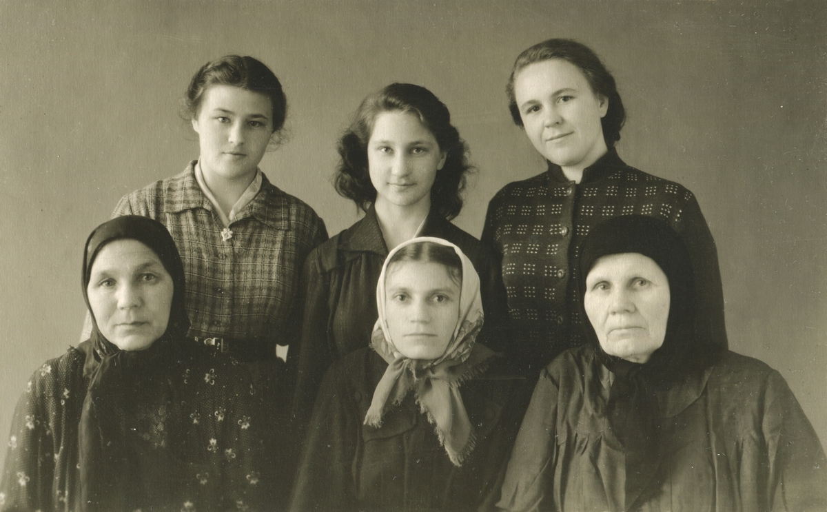 Сидят (слева направо): Фекла Истрашкина, Александра Демидова (м. Ангелина), инокиня Александра (Надуваева); стоят: Валентина Истрашкина (дочь Евдокии), Валентина Истрашкина (дочь Феклы), Лидия Залькова. Энгельс, март 1959 г. Личный архив Л. А. Зальковой.