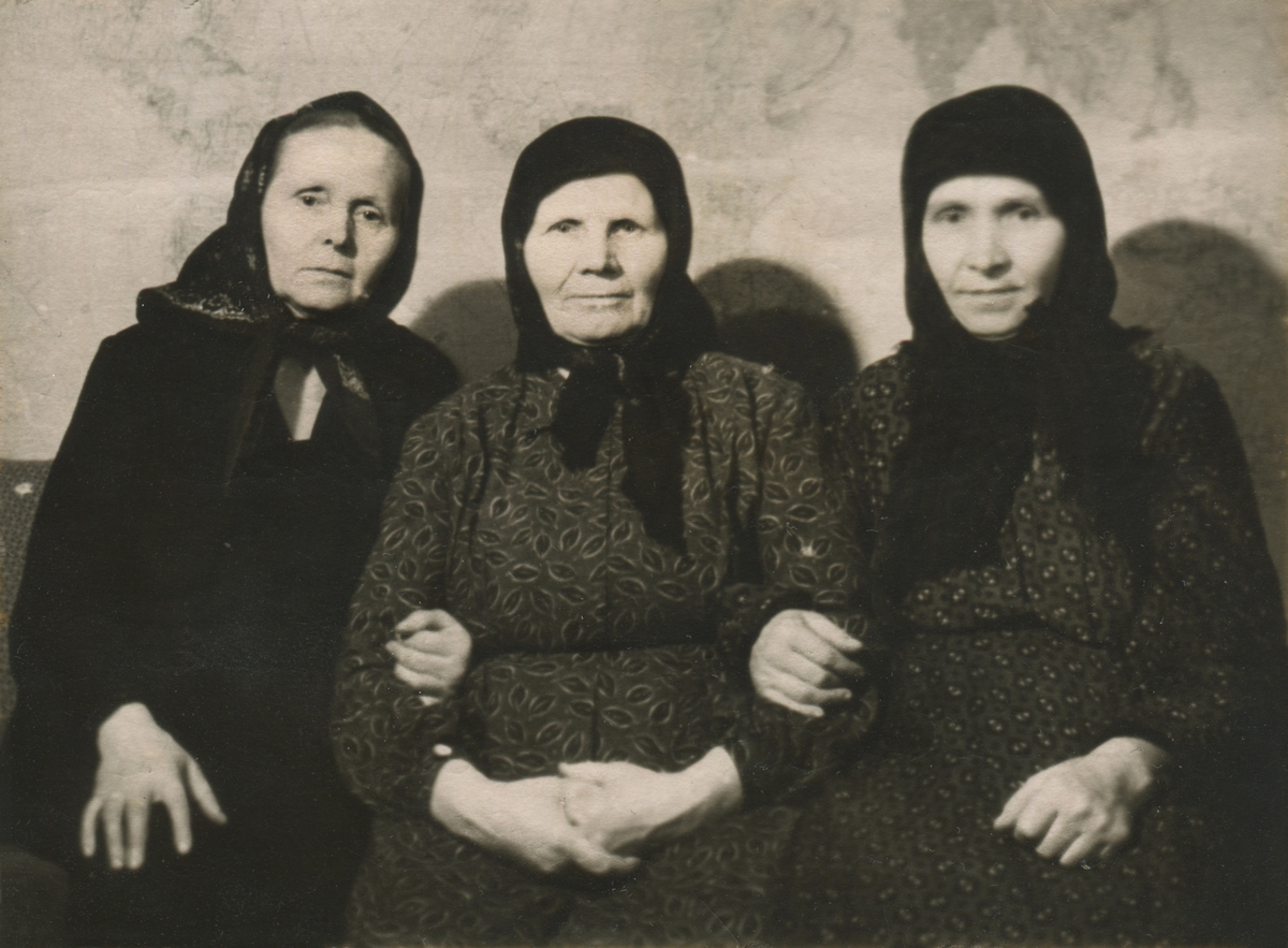 Инокиня Александра (Надуваева) (в центре) и сестры, слева — Прасковья Ивановна Стрелкова (мама о. Василия), справа — Мария Ивановна Пономарева. Саратов, 1950-е гг. Личный архив протоиерея Василия Стрелкова.
