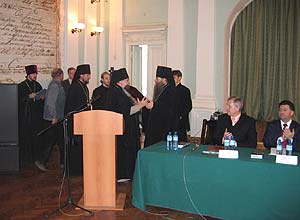 В дар от Волгоградской епархии была преподнесена икона Божией Матери