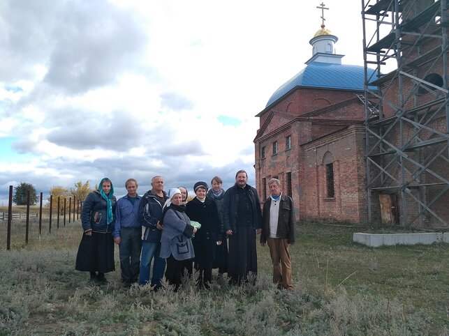 Священник Сергий Туйгин с прихожанами храма