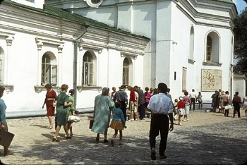 Туристы в музее-заповеднике. 1964 г. Фото Жака Дюпакье
