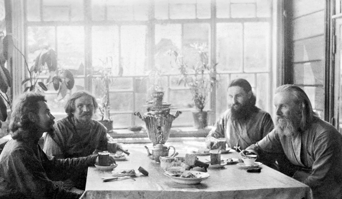 Архимандрит Гурий (крайний справа) за чаепитием в доме старосты Ильинского храма. Загорск, 1946 г.
