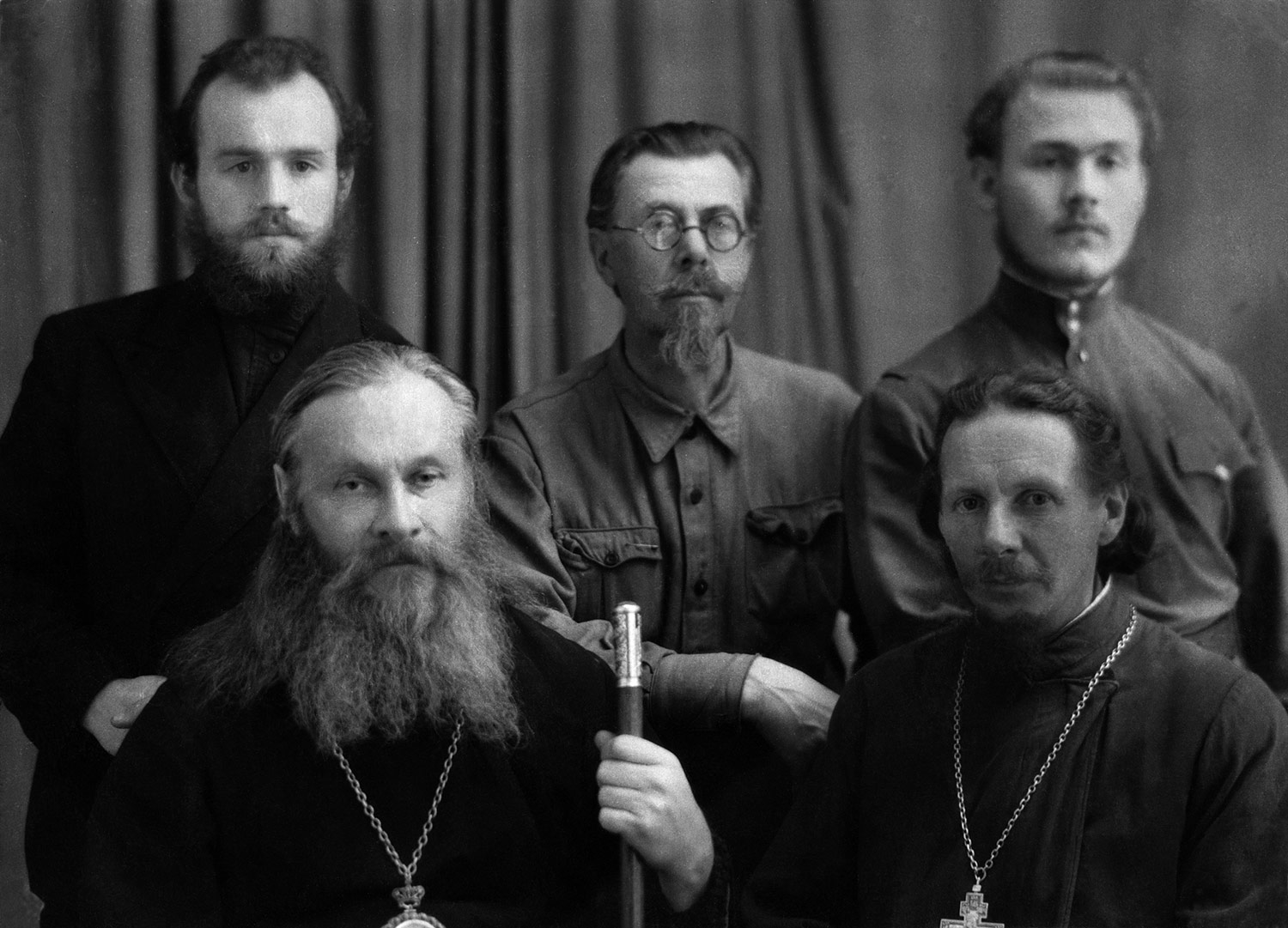 Епископ Гурий в г. Мары. Стоят: слева — иеродиакон Михей (Хархаров), справа — Игорь Мальцев. 1947 г.