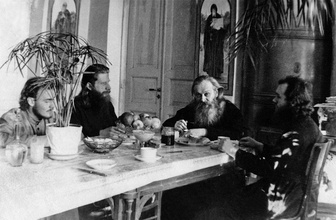Слева направо: Игорь Мальцев, иеромонах Иоанн (Вендланд), епископ Гурий (Егоров), иеродиакон Михей (Хархаров). Ташкент, 1947
