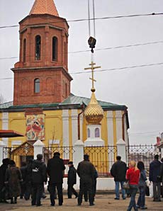 На колокольню храма в честь Рождества Христова в г. Саратове установили купол и крест