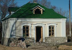 В обустраивающемся храме во имя святого великомученика Димитрия Солунского в селе Тепловка Новобурасского района 8 ноября был отслужен первый молебен