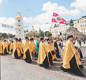 В столице Украины Патриарха встречали крестным ходом (фото: AFP) В столице Украины Патриарха встречали крестным ходом (фото: AFP)