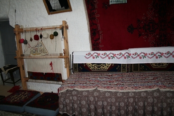 Комнатка в пещерном доме