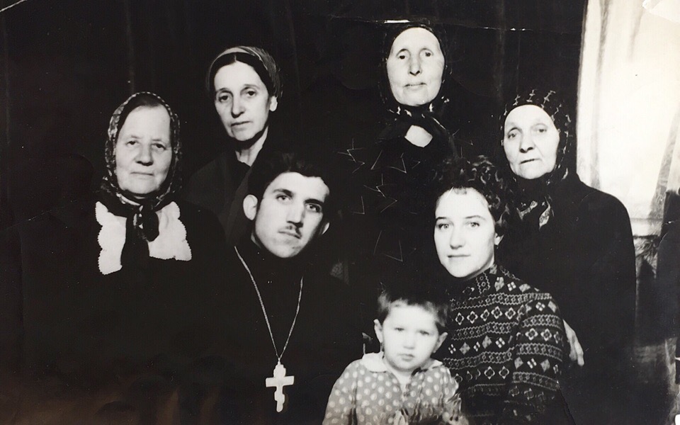 В кругу семьи. Рядом с отцом Николаем его супруга — Лариса Адамовна и их дочь Марина