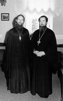 Наместник Лавры архимандрит Алексий и ректор МДАиС епископ Александр (Тимофеев), будущий архиепископ Саратовский и Вольский († 2003)