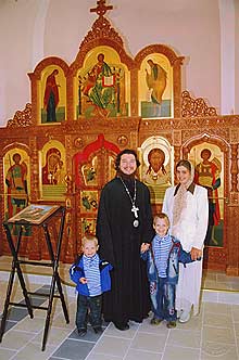 Отец Михаил с семьей Отец Михаил с семьей