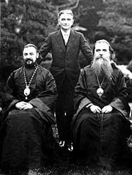 Епископ Нестор (Анисимов), епископ Сергий (Тихомиров) (сидят) и русский эмигрант Демби (стоит) в саду дома Демби. Хакодатэ, 20-е годы XX века