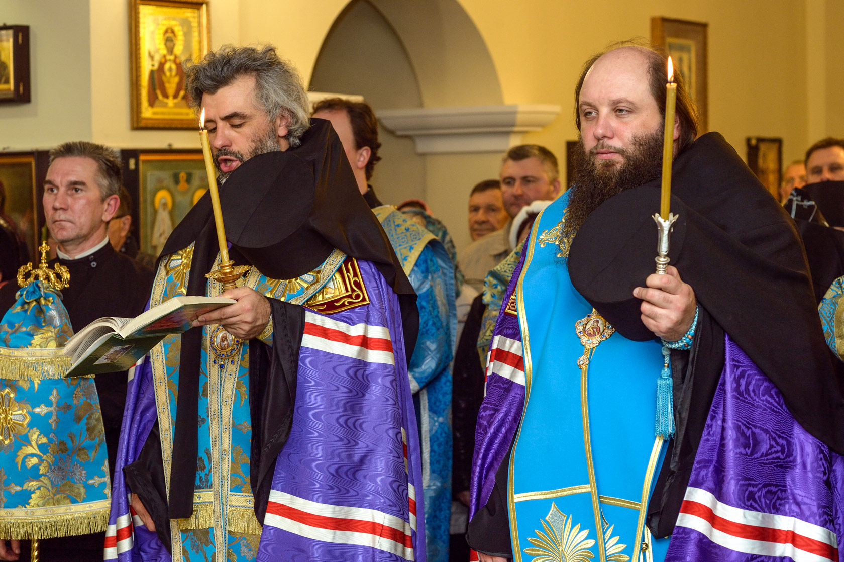 Епископ Манхэттенский Николай (справа)