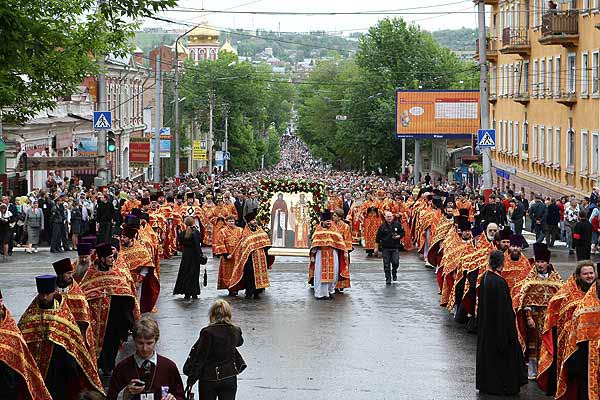 Крестный ход в Саратове в день памяти святых равноапостольных Кирилла и Мефодия Крестный ход в Саратове в день памяти святых равноапостольных Кирилла и Мефодия