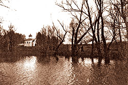 Вид на церковь со стороны пруда. 1910-е годы