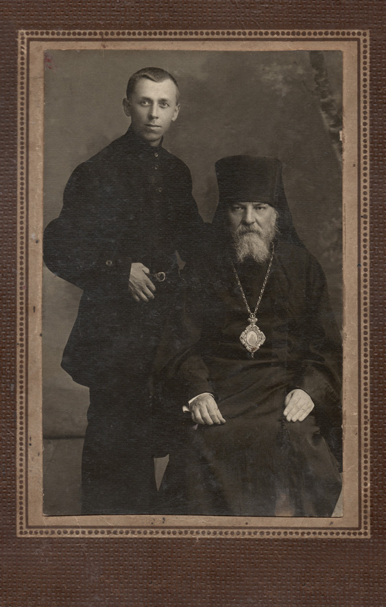 Епископ Досифей со своим келейником Павлом Гранкиным, начало 1920-х годов. Из фондов Музея Троицкого собора г. Саратова