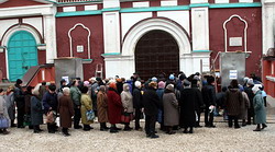 Такую картину можно наблюдать возле саратовских храмов в день Крещения Господня ежегодно
